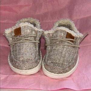 Hey Dude Kids Slippers in Cream and White